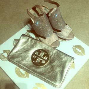 GOLDEN GODDESS NEEDED- TORY BURCH GOLD CLUTCH🥂🍾